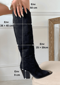 BOTTES SANTIAG NOIR DÉTAILS ARGENTÉ Bottes hautes type santiags Détail brillant sur le bout de la botte L’ouverture s’effectue sur le zip intérieur Taille normalement Couleur : noir Effet daim 100% Synthétique