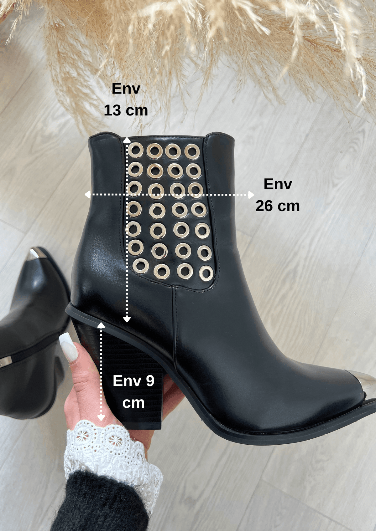 BOTTINES NOIR AVEC DÉTAILS ARGENTÉS Bottines basses à talon Détails argentées sur le bout de la bottine et l’extérieur L’ouverture s’effectue sur le zip intérieur Taille normalement Couleur : noir 100% Synthétique