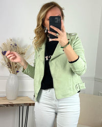 VESTE STYLE PERFECTO VERT CLAIR Veste style perfecto Fermeture éclair argentée 2 poches latérales à découdre Matière effet daim Couleur : vert clair Prenez votre taille habituelle