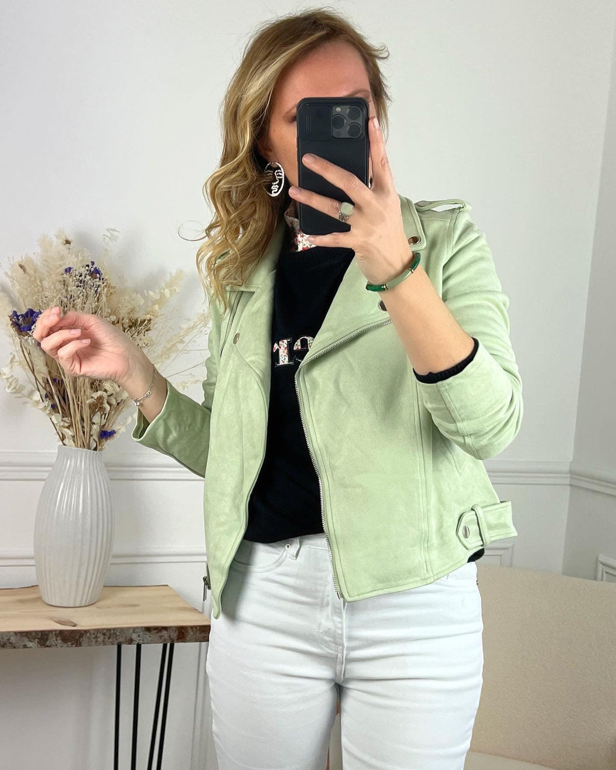 VESTE STYLE PERFECTO VERT CLAIR Veste style perfecto Fermeture éclair argentée 2 poches latérales à découdre Matière effet daim Couleur : vert clair Prenez votre taille habituelle