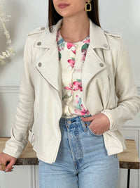 VESTE STYLE PERFECTO BEIGE Veste style perfecto Fermeture éclair argentée 2 poches latérales à découdre Matière effet daim Couleur : beige Prenez votre taille habituelle Composition : 90% Polyester 10% Spandex Lavage et entretien : à la main obligatoire Made in P.R.C