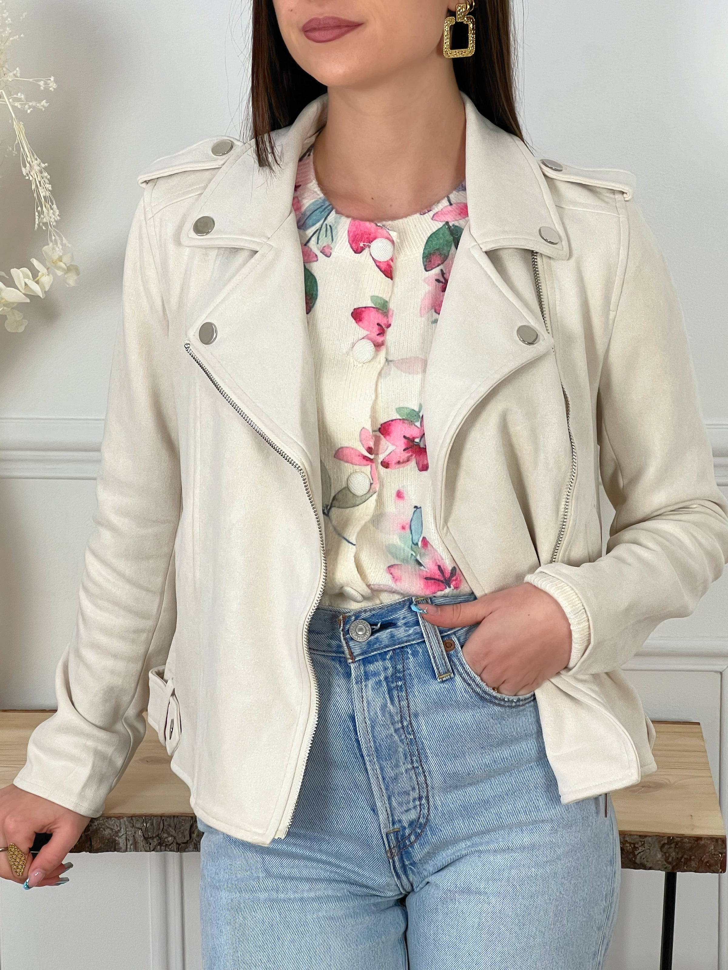 VESTE STYLE PERFECTO BEIGE Veste style perfecto Fermeture éclair argentée 2 poches latérales à découdre Matière effet daim Couleur : beige Prenez votre taille habituelle Composition : 90% Polyester 10% Spandex Lavage et entretien : à la main obligatoire Made in P.R.C