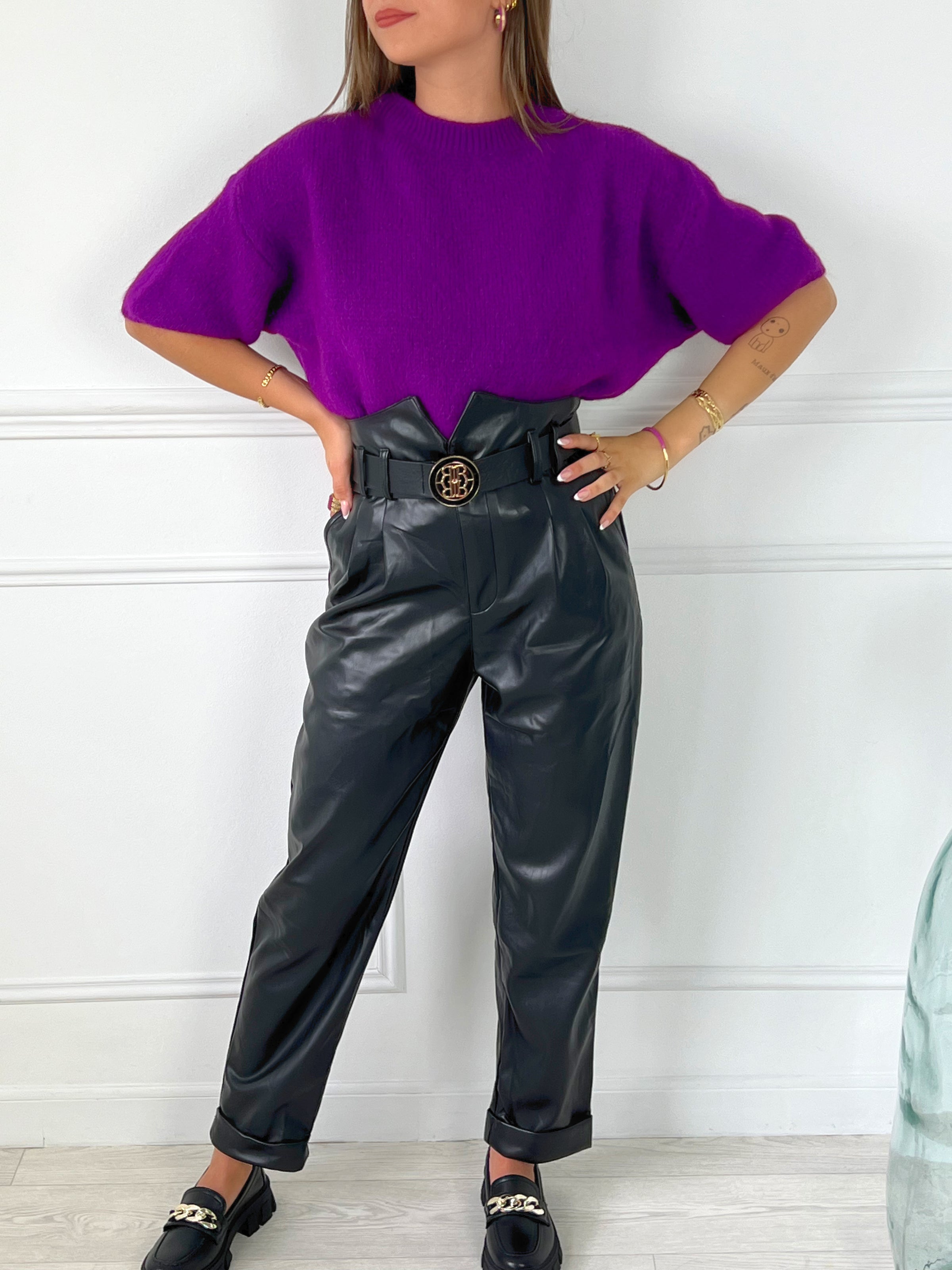 PANTALON SIMILI CUIR TAILLE HAUTE NOIR Pantalon simili cuir Taille haute 2 poches latérales Intérieur doux Fermeture éclair avec bouton Ourlets Avec ceinture amovible Couleur : noir Composition : 45% Polyuréthane 55% Coton