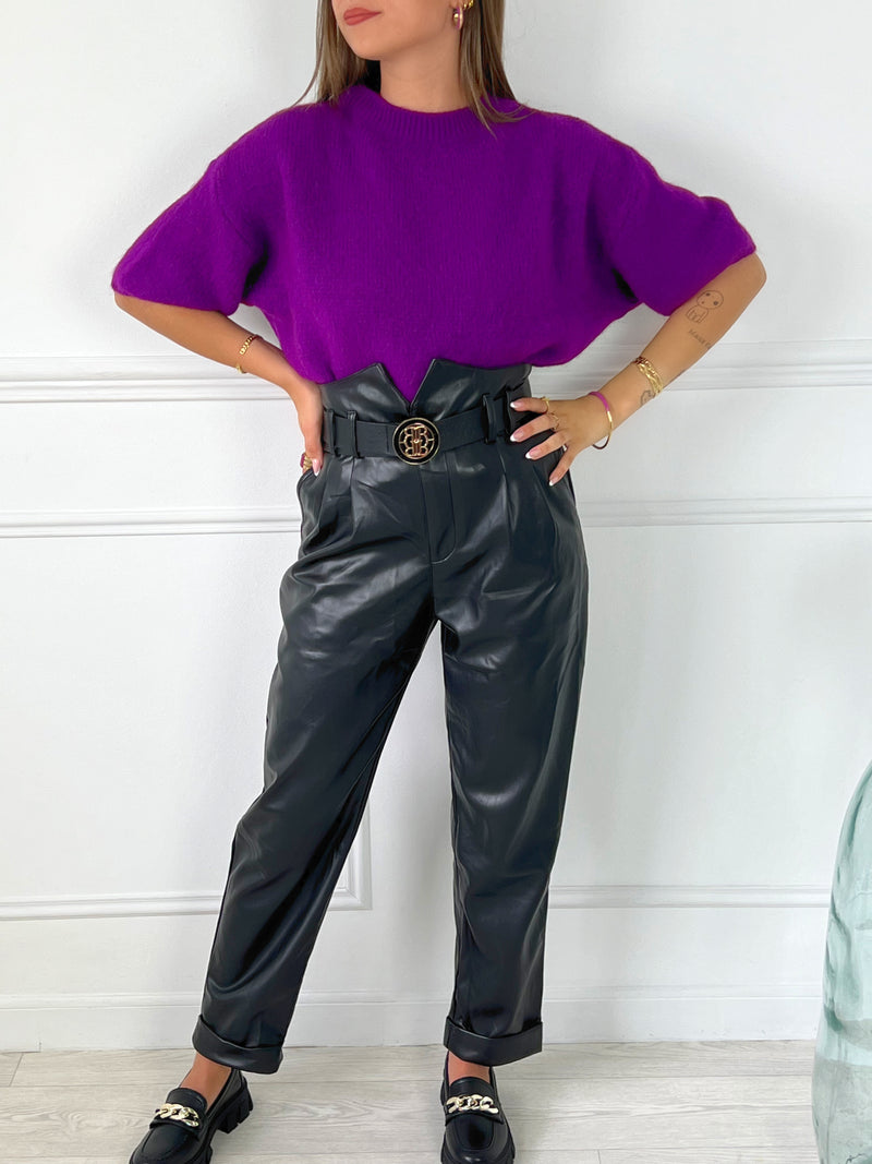 PANTALON SIMILI CUIR TAILLE HAUTE NOIR Pantalon simili cuir Taille haute 2 poches latérales Intérieur doux Fermeture éclair avec bouton Ourlets Avec ceinture amovible Couleur : noir Composition : 45% Polyuréthane 55% Coton