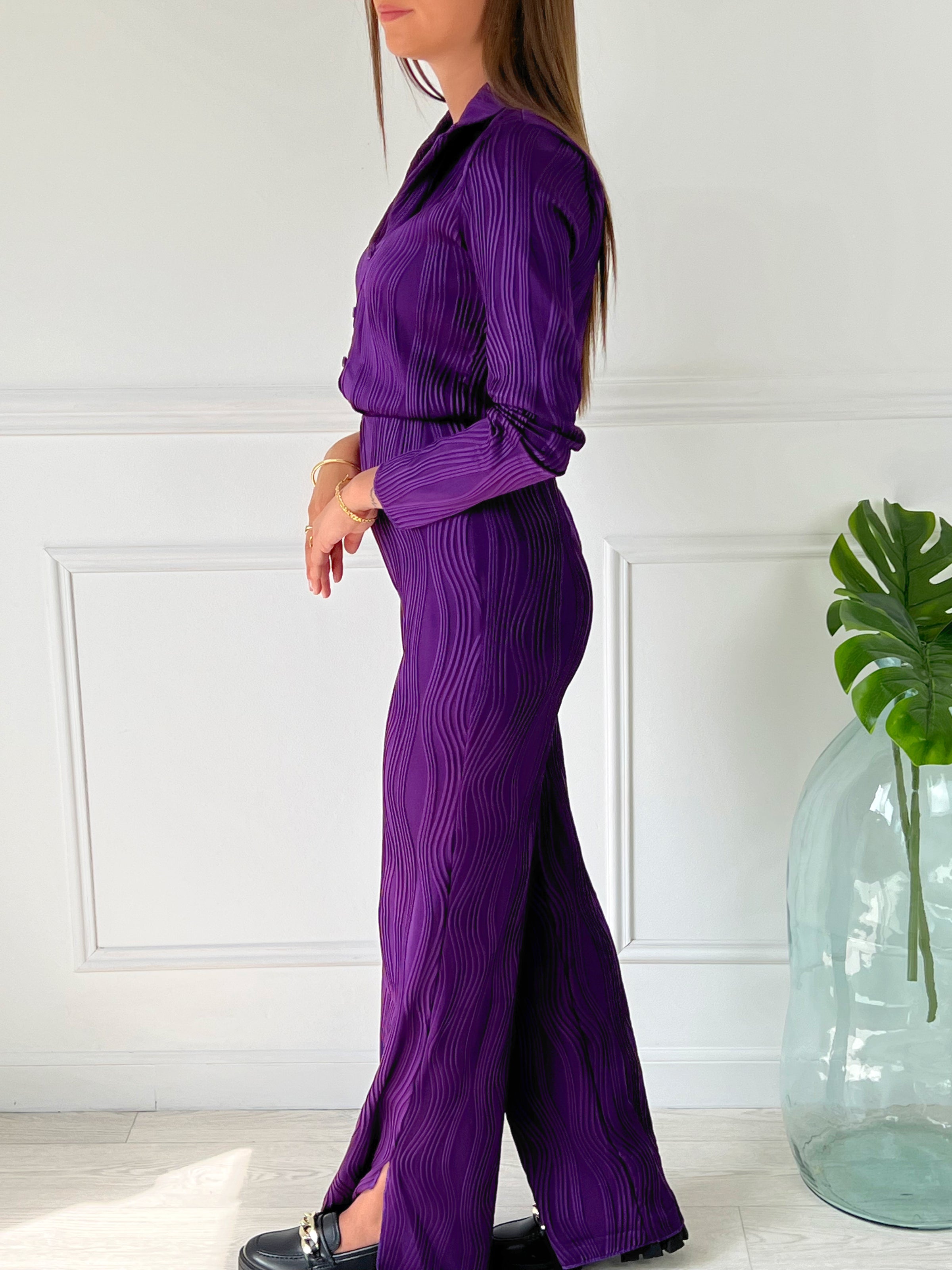 PANTALON FEMME FLUIDE VIOLET Pantalon fluide en relief Élastique à la taille Fendu en bas Couleur : violet Composition : 95% Polyester 5% Elasthanne