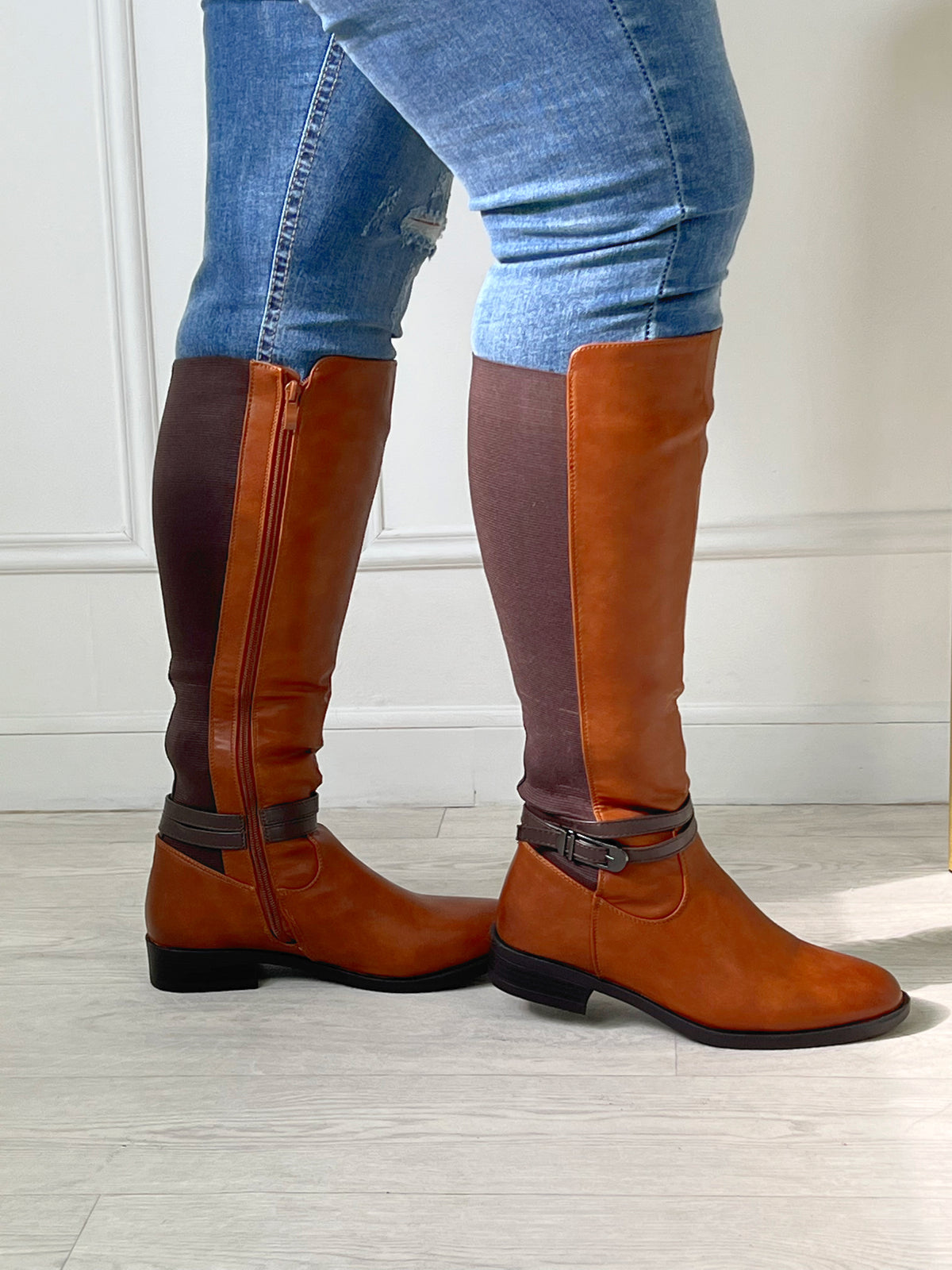 BOTTES BI-MATIÈRE CAMEL Bottes hautes Sangle fantaisie à la cheville Elastique marron Bi-matière Couleur : camel L’ouverture s’effectue sur le zip intérieur Convient à beaucoup de morphologies 100% Synthétique