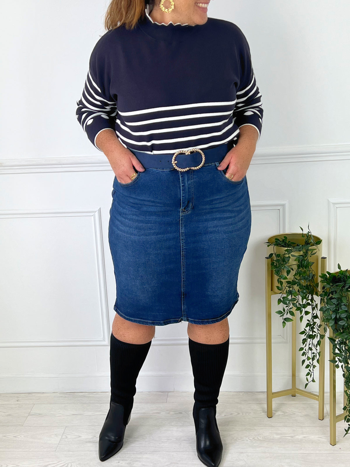 JUPE EN JEAN MI-LONGUE GRANDE TAILLE Jupe en jean Couleur : bleu brut Fente à l'arrière Composition : 68% Coton 27% Polyester 3% Viscose 2% Elasthanne