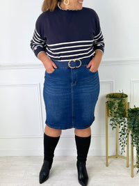 JUPE EN JEAN MI-LONGUE GRANDE TAILLE Jupe en jean Couleur : bleu brut Fente à l'arrière Composition : 68% Coton 27% Polyester 3% Viscose 2% Elasthanne