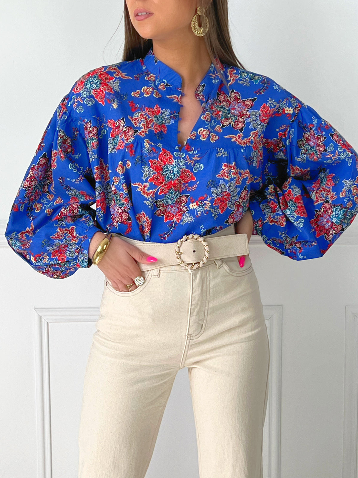 JEAN FLARE BEIGE TAILLE HAUTE FEMME Jean flare Taille haute Fermeture boutons et zip Passants pour ceinture 2 poches à l’avant, 2 poches à l’arrière Couleur : beige Composition : 98,5% Coton, 1,5% Elasthanne