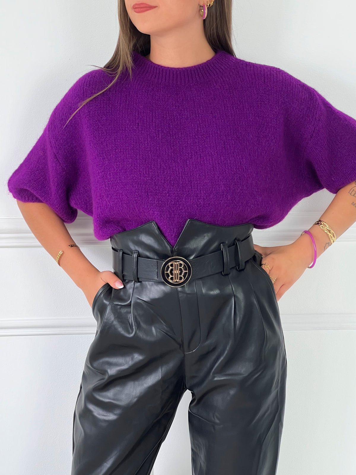 PANTALON SIMILI CUIR TAILLE HAUTE NOIR Pantalon simili cuir Taille haute 2 poches latérales Intérieur doux Fermeture éclair avec bouton Ourlets Avec ceinture amovible Couleur : noir Composition : 45% Polyuréthane 55% Coton