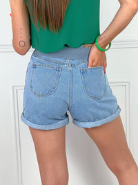 SHORT BLEU TAILLE HAUTE EN COTON FEMME Short en jean Taille haute Fermeture par boutons et zip Passants 2 poches devant et derrière Couleur : bleu Composition : 100% Coton