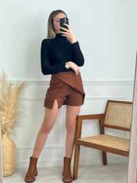 JUPE SHORT COURTE CAMEL Jupe short Poches factices à l'arrière Fermeture éclair sur le côté Fente sur le côté gauche Couleur : camel Composition : 80% Polyester 18% Rayon 2% Elasthanne Lavage à la main obligatoire