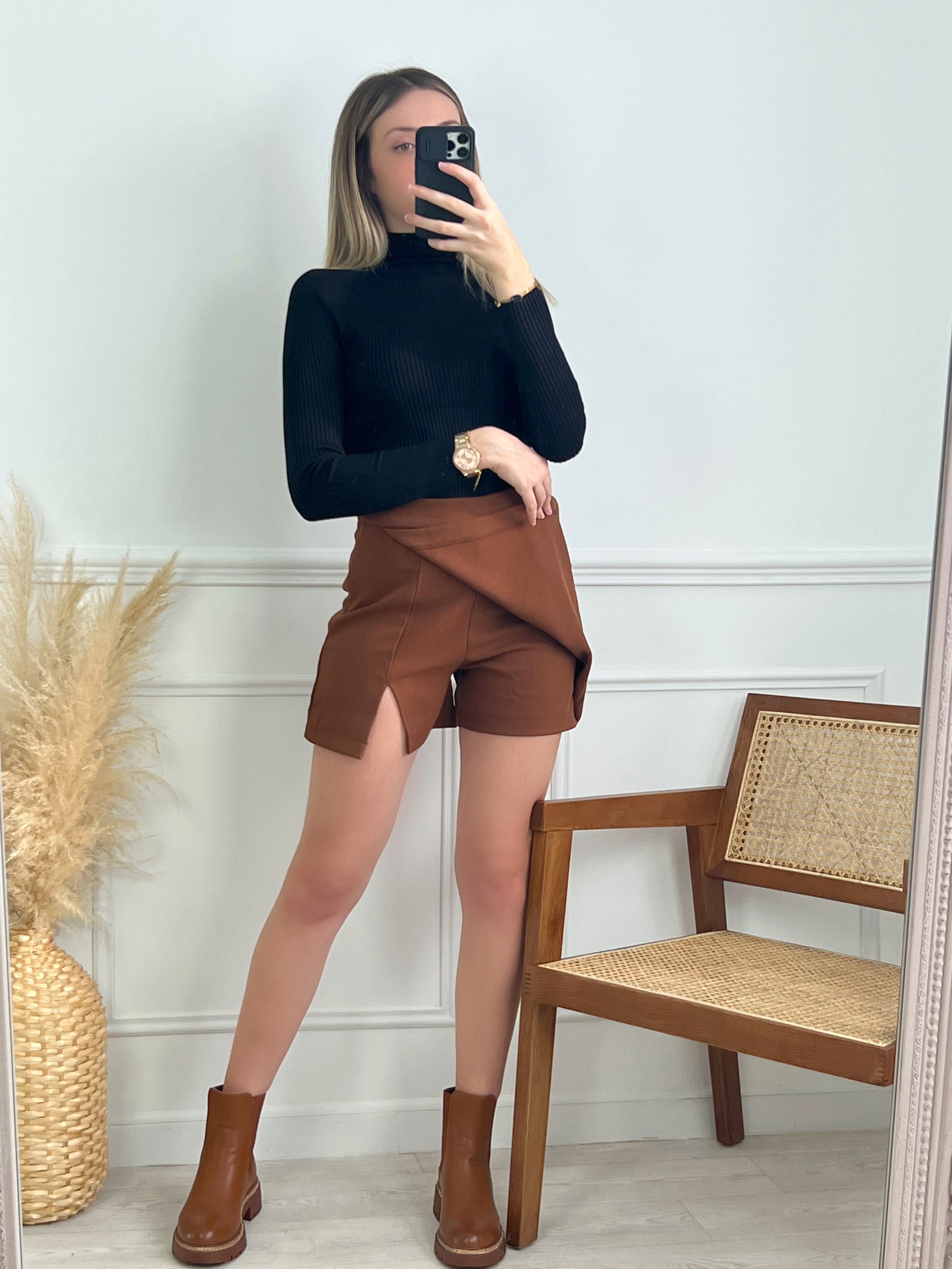 JUPE SHORT COURTE CAMEL Jupe short Poches factices à l'arrière Fermeture éclair sur le côté Fente sur le côté gauche Couleur : camel Composition : 80% Polyester 18% Rayon 2% Elasthanne Lavage à la main obligatoire