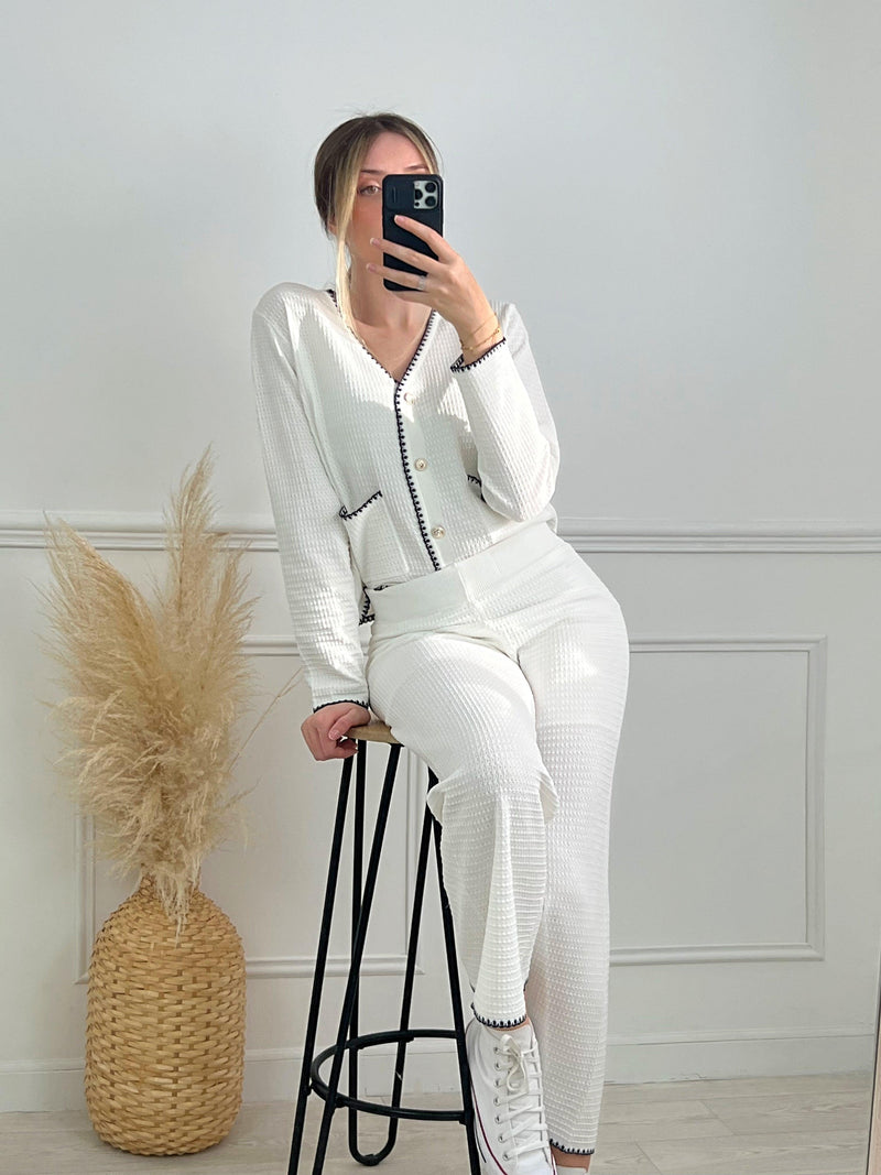PANTALON LARGE BLANC FEMME Pantalon large Détails noirs en bas du pantalon Couleurs : écru et noir Composition : 89% Viscose 11% Polyamide