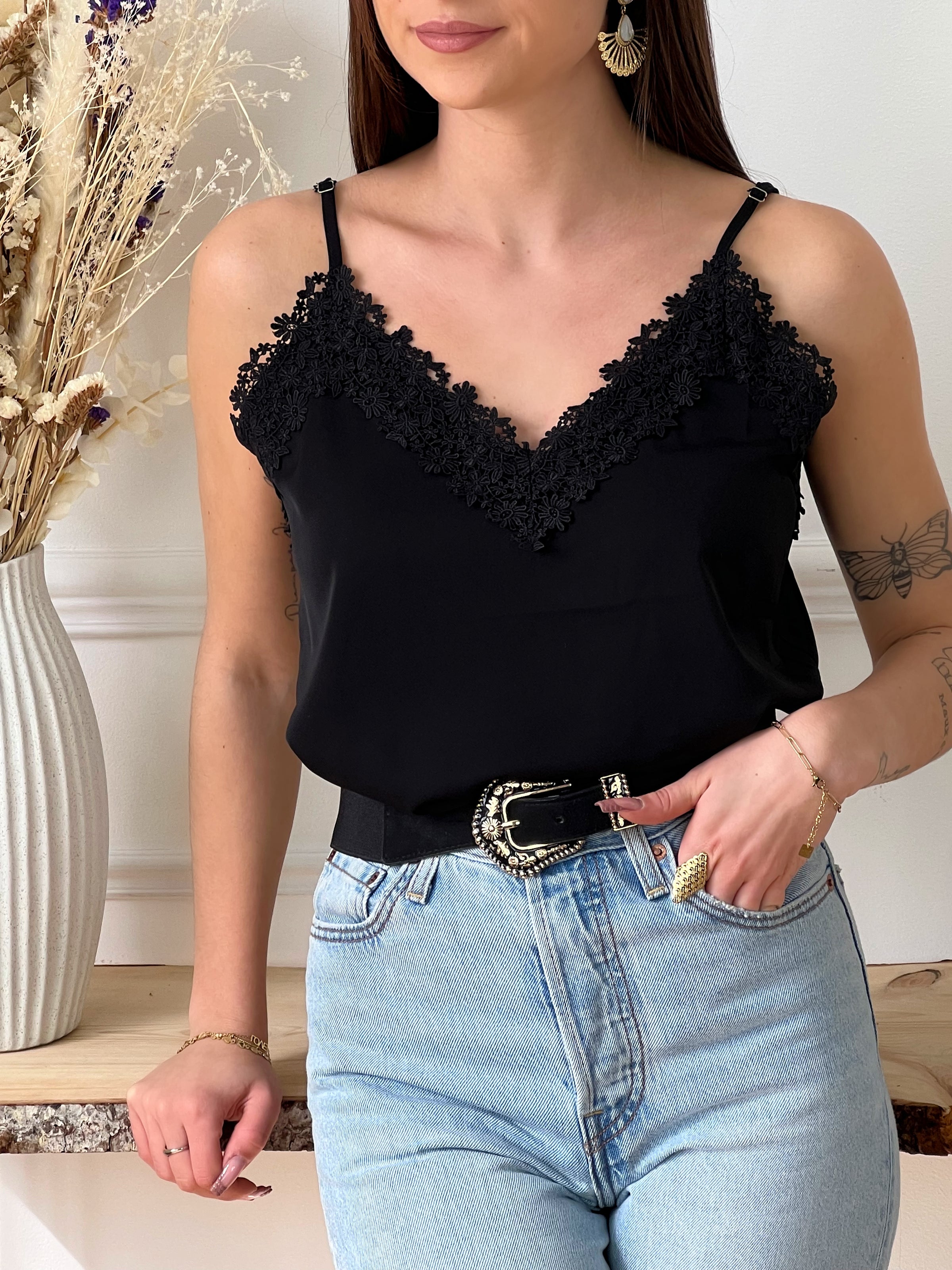 Top à bretelles réglables noir et broderie Top Bretelles réglables Col V avec broderie Broderie sur le haut du top Couleur : noir Composition : 100% Polyester Made in P.R.C