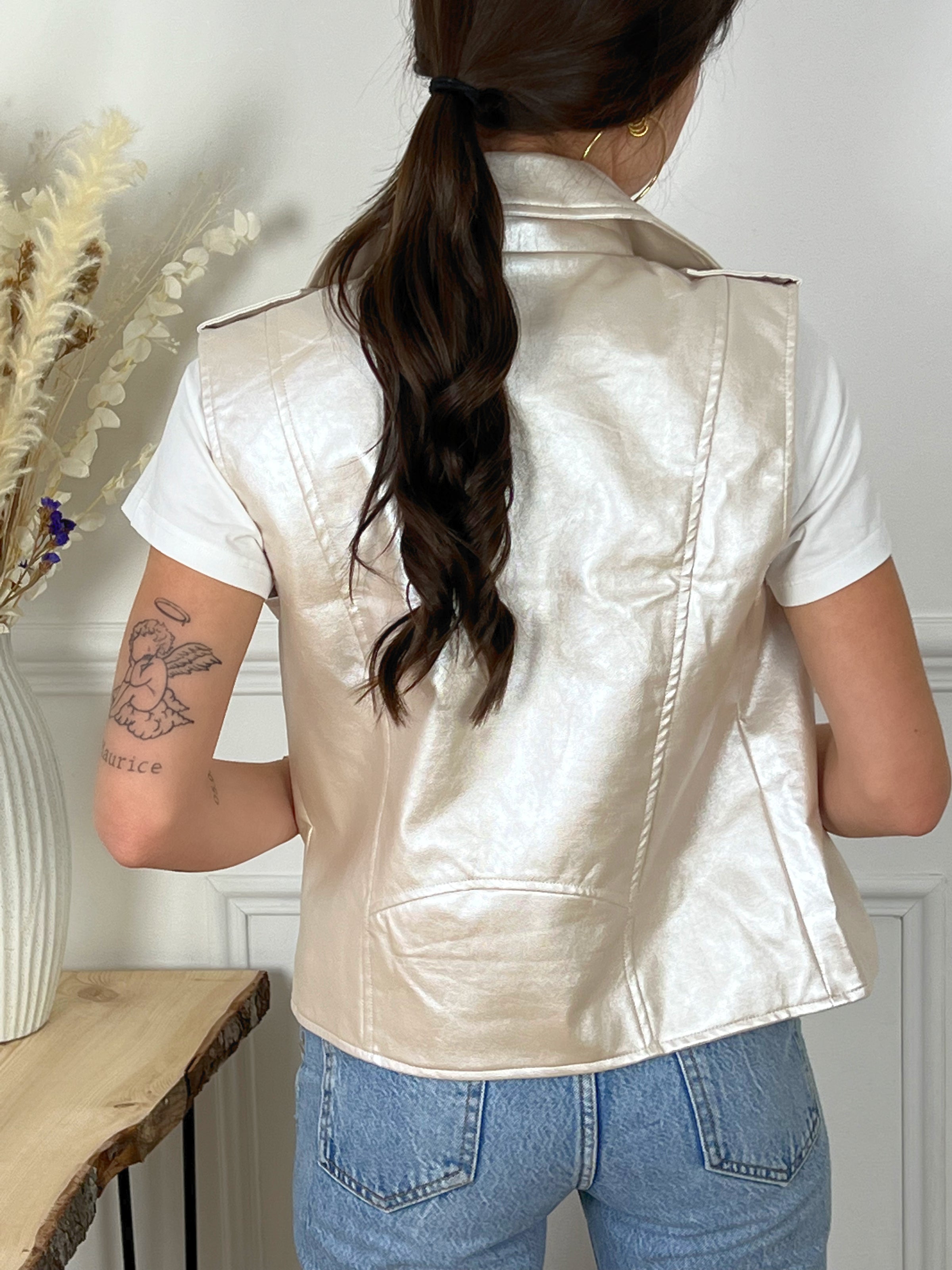 VESTE STYLE PERFECTO NOIRE FEMME Veste sans manches Style perfecto Fermeture éclair argentée Simili Coupe cintrée 2 poches zippées et 1 poche factice Couleur : beige Composition : 50% Polyester, 50% PU Lavage à la main conseillé Made in P.R.C