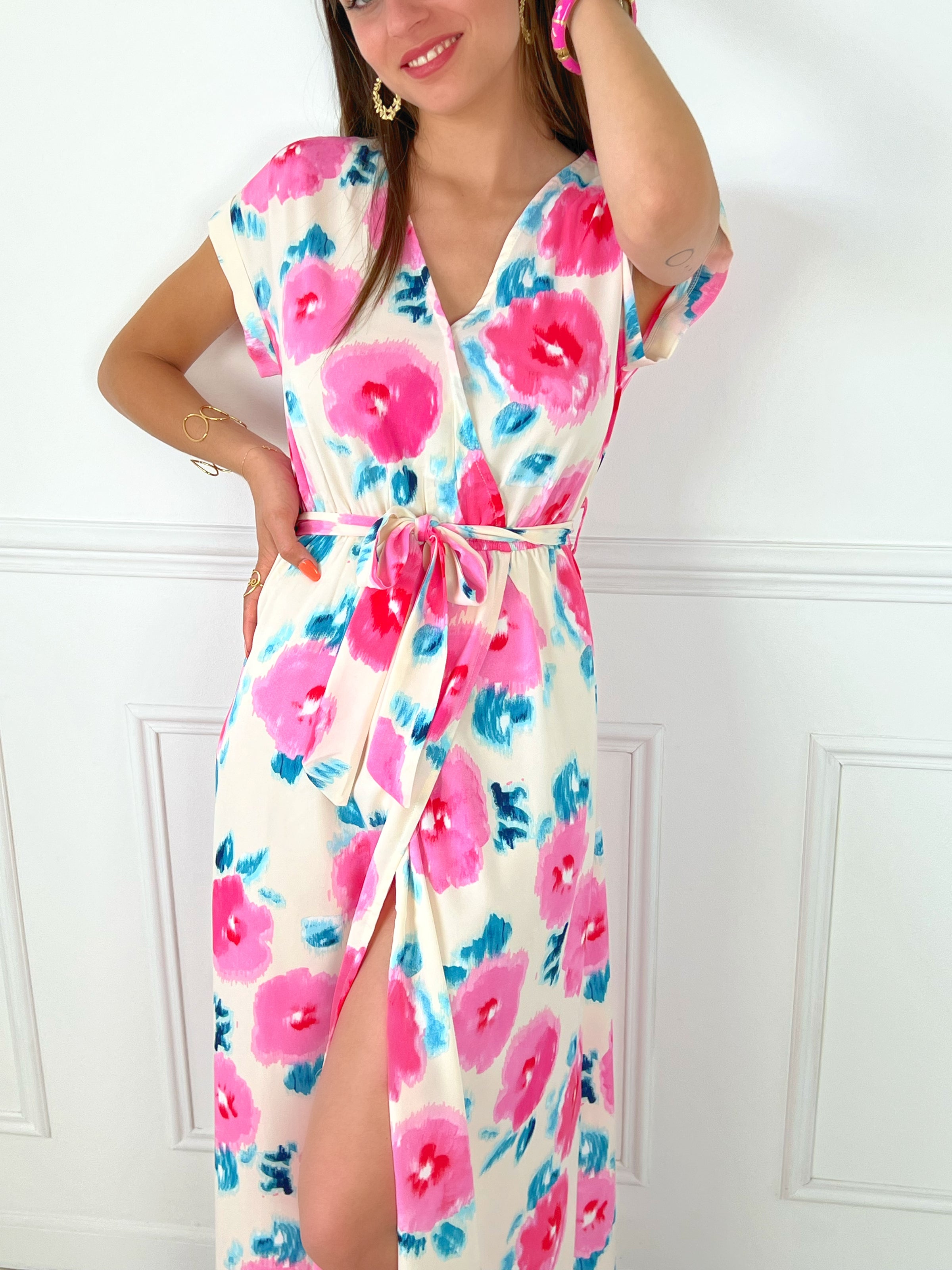 ROBE LONGUE ROSE BLANCHE ET BLEU Robe longue manches courtes Col V avec bouton à pression Elastique à la taille Ceinture amovible Motif floral Doublée Couleurs : écru, rose et bleu Composition : 100% polyester Lavage à la main conseillé