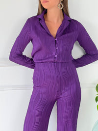 PANTALON FEMME FLUIDE VIOLET Pantalon fluide en relief Élastique à la taille Fendu en bas Couleur : violet Composition : 95% Polyester 5% Elasthanne