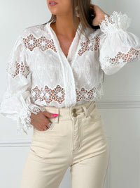 JEAN FLARE BEIGE TAILLE HAUTE FEMME Jean flare Taille haute Fermeture boutons et zip Passants pour ceinture 2 poches à l’avant, 2 poches à l’arrière Couleur : beige Composition : 98,5% Coton, 1,5% Elasthanne