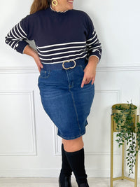 JUPE EN JEAN MI-LONGUE GRANDE TAILLE Jupe en jean Couleur : bleu brut Fente à l'arrière Composition : 68% Coton 27% Polyester 3% Viscose 2% Elasthanne