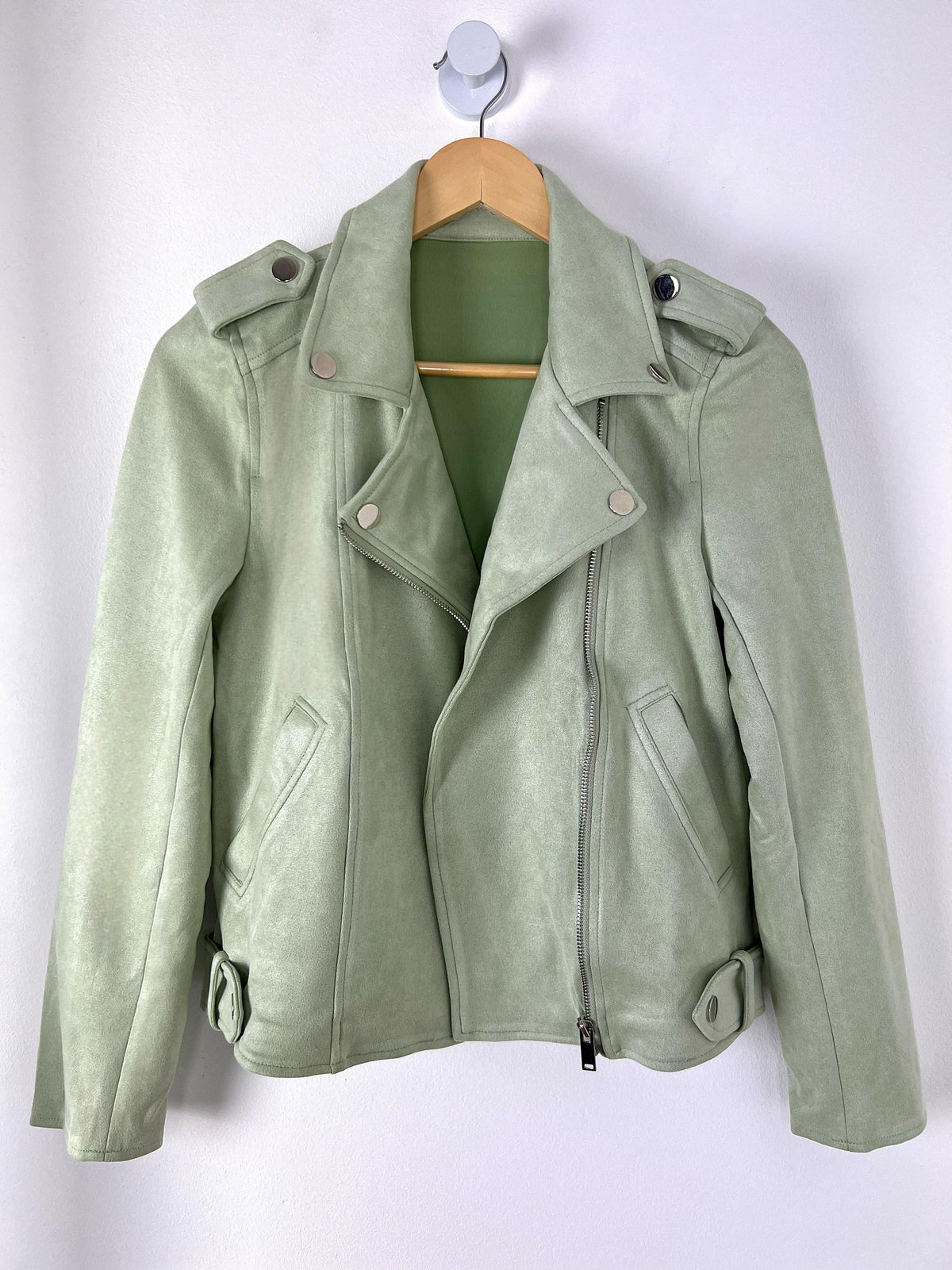 VESTE STYLE PERFECTO VERT CLAIR Veste style perfecto Fermeture éclair argentée 2 poches latérales à découdre Matière effet daim Couleur : vert clair Prenez votre taille habituelle Composition : 90% Polyester 10% Spandex Lavage et entretien : à la main obligatoire Made in P.R.C