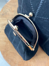 PORTE-MONNAIE EN CUIR NOIR Porte-monnaie en cuir Rangements à l'intérieur Couleur : noir Petit cœur doré Dimensions: 9cm*9cm*3cm
