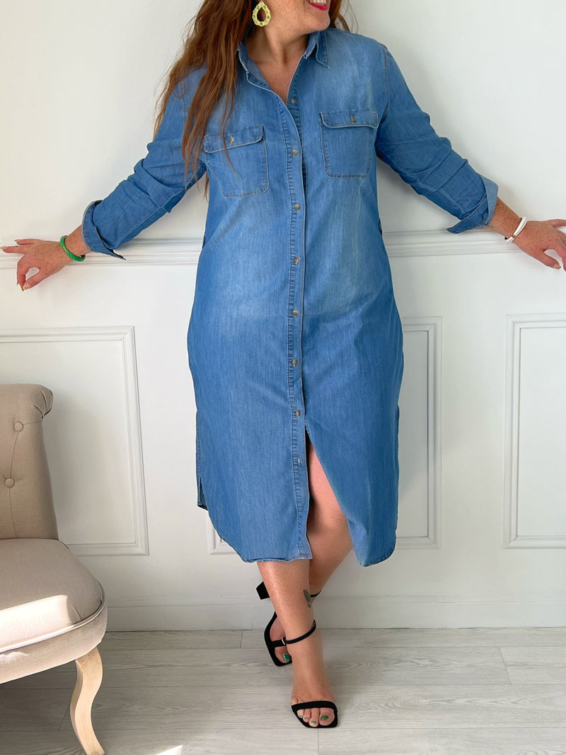 Robe en jean longue Col chemise Echancrée sur les côtés Ceinture tressée amovible marron Boutonnée tout le long Manches longues retroussables Composition : 80% Coton 20% Polyester Lavage à la main recommandé