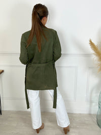 VESTE KAKI AVEC CEINTURE AMOVIBLE FEMME Veste Manches longues Col chemise Boutons sur toute la longueur et aux poignets 4 poches sur l'avant Couleurs : kaki Matière épaisse et effet daim Ceinture amovible Composition : 90% Polyester et 10% Spandex