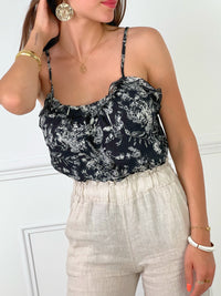 TOP BLANC ET NOIR A BRETELLES REGLABLES Top à bretelles réglables Col rond avec détails volants Couleur : Noir Motif floral écru Dos nu Doublé à l'avant