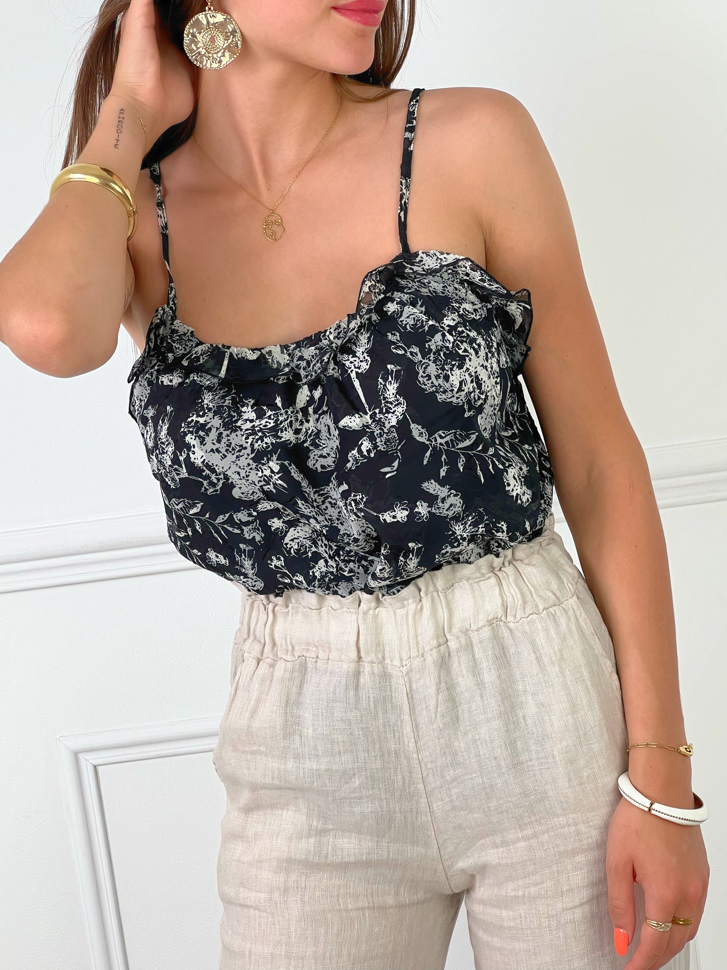 TOP BLANC ET NOIR A BRETELLES REGLABLES Top à bretelles réglables Col rond avec détails volants Couleur : Noir Motif floral écru Dos nu Doublé à l'avant