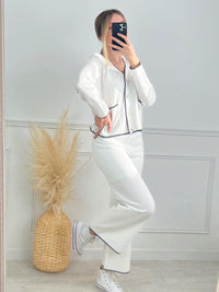 PANTALON LARGE BLANC FEMME Pantalon large Détails noirs en bas du pantalon Couleurs : écru et noir Composition : 89% Viscose 11% Polyamide