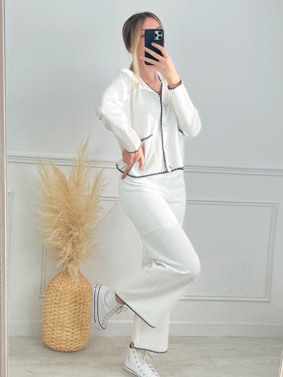 PANTALON LARGE BLANC FEMME Pantalon large Détails noirs en bas du pantalon Couleurs : écru et noir Composition : 89% Viscose 11% Polyamide