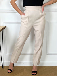 PANTALON TAILLEUR COUPE DROITE BEIGE Pantalon coupe droite 2 poches à latérales à l'avant Boutons factices au niveau de la taille Elastique au dos du pantalon Couleur : beige Composition : Matière 1 : 85% Polyester, 15% Viscose, Matière 2 : 100% Viscose Lavage à la main conseillé Made in P.R.C