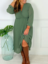 Chic et chaleureuse, cette robe longue plissée kaki sublime la silhouette avec grâce. Une pièce à l’allure bohème et solaire, parfaite pour toutes les saisons
