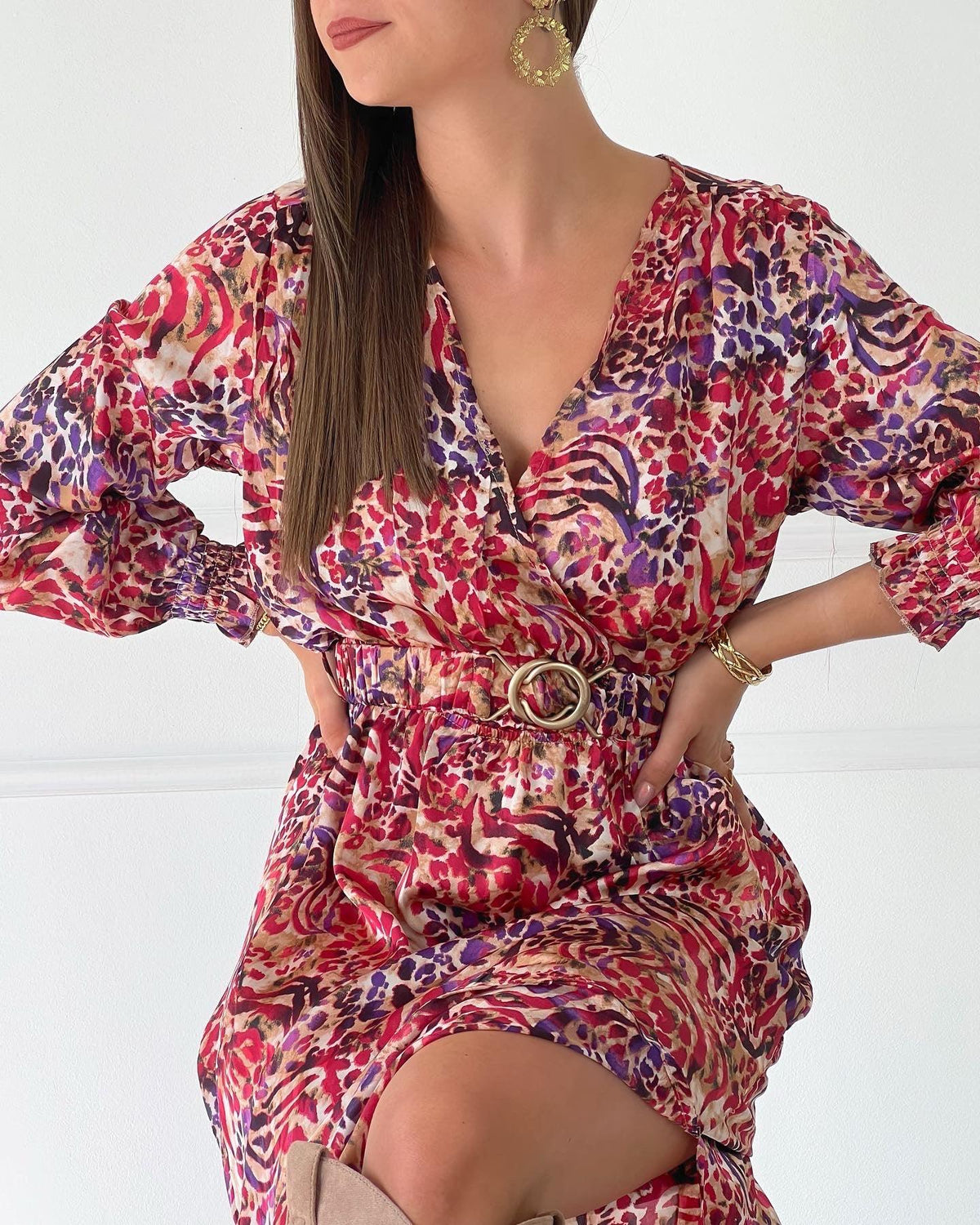 ROBE LONGUE VIOLETTE ROSE BEIGE Robe longue à manches longues Elastique à la taille avec ceinture amovible Col cache cœur Couleurs : imprimé violet rose et beige Composition : 100% polyester Lavage à la main obligatoire