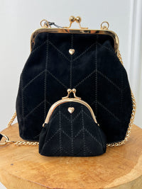 PORTE-MONNAIE EN CUIR NOIR Porte-monnaie en cuir Rangements à l'intérieur Couleur : noir Petit cœur doré Dimensions: 9cm*9cm*3cm