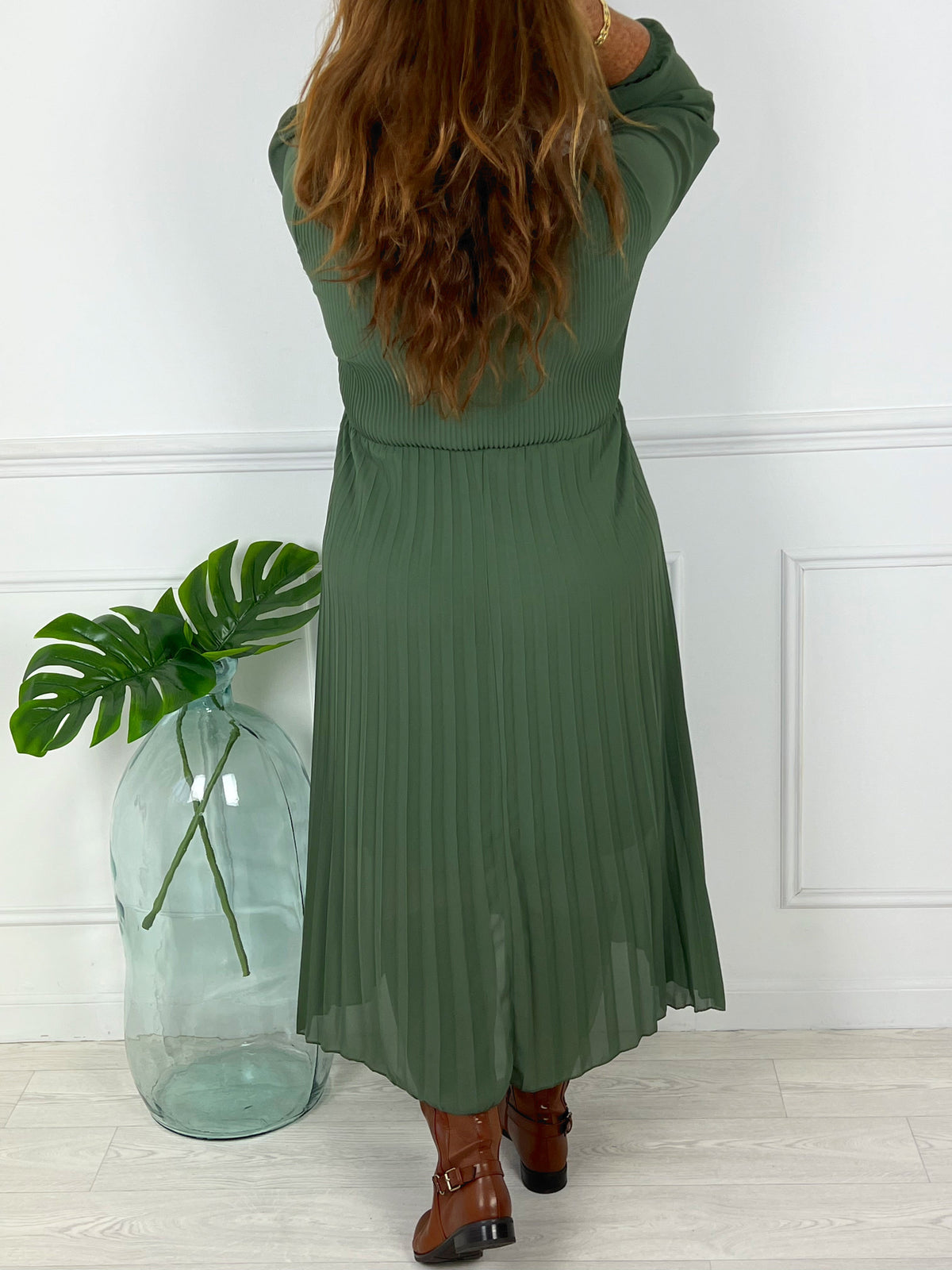 Chic et chaleureuse, cette robe longue plissée kaki sublime la silhouette avec grâce. Une pièce à l’allure bohème et solaire, parfaite pour toutes les saisons