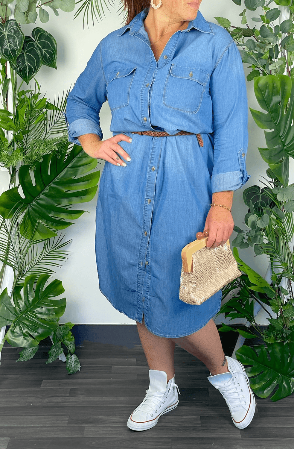 Robe en jean longue Col chemise Echancrée sur les côtés Ceinture tressée amovible marron Boutonnée tout le long Manches longues retroussables Composition : 80% Coton 20% Polyester Lavage à la main recommandé