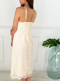 ROBE BEIGE À BRETELLES Robe longue Bretelles réglables Col V Fermeture éclair sur le côté gauche En dentelle avec doublure Légèrement transparente Couleur : beige Composition: 100% Coton Lavage à la main et à l’eau froide obligatoire