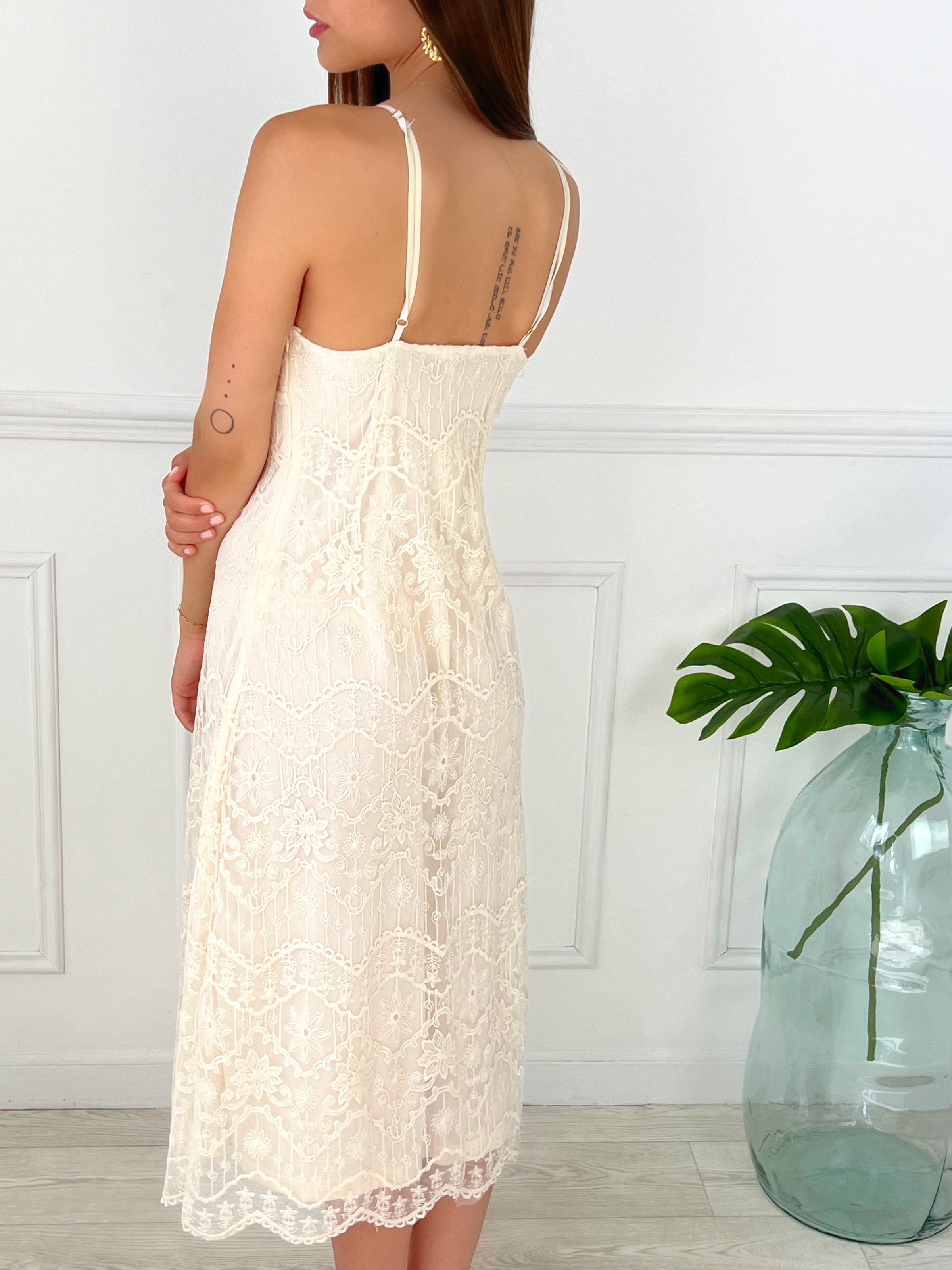 ROBE BEIGE À BRETELLES Robe longue Bretelles réglables Col V Fermeture éclair sur le côté gauche En dentelle avec doublure Légèrement transparente Couleur : beige Composition: 100% Coton Lavage à la main et à l’eau froide obligatoire
