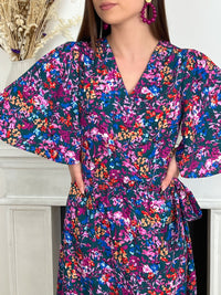 ROBE PORTEFEUILLE À MANCHES COURTES Robe courte à manches courtes Col cache-cœur Fils lurex argentés Coupe portefeuille Fleurie Couleurs : vert, violet, rouge, bleu, orange Composition : 100% Polyester Lavage à la main obligatoire