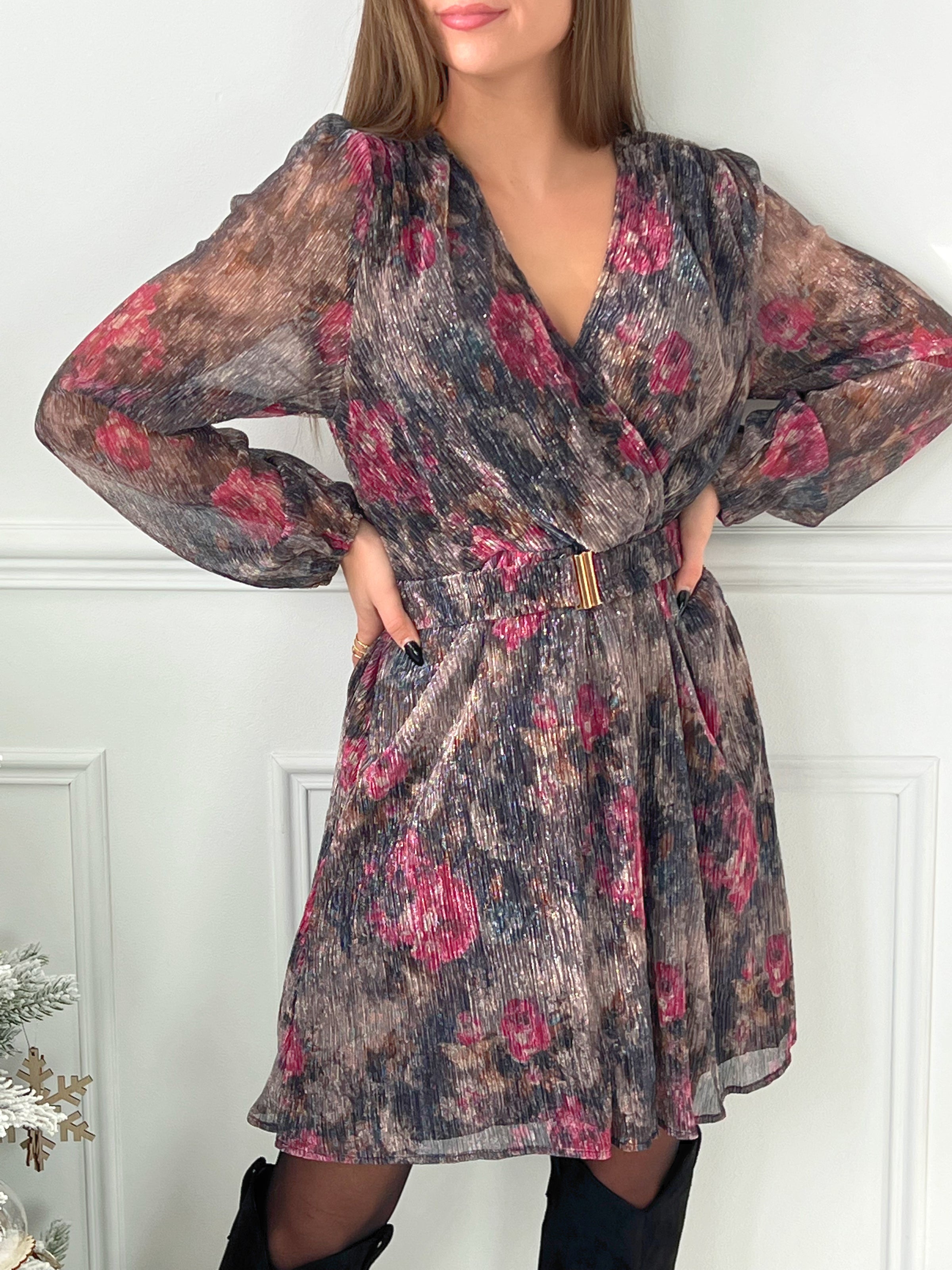 ROBE COLOREE AVEC CEINTURE AMOVIBLE Robe courte manches longues Col cache cœur Ceinture amovible Fil lurex argenté Motifs Doublée sauf aux manches Elastique aux poignets et à la taille Couleurs : rose, bleu, marron et argenté Composition : 100% Polyester Lavage à la main obligatoire