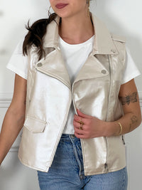 VESTE STYLE PERFECTO NOIRE FEMME Veste sans manches Style perfecto Fermeture éclair argentée Simili Coupe cintrée 2 poches zippées et 1 poche factice Couleur : beige Composition : 50% Polyester, 50% PU Lavage à la main conseillé Made in P.R.C