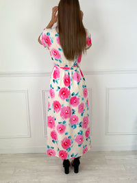 ROBE LONGUE ROSE BLANCHE ET BLEU Robe longue manches courtes Col V avec bouton à pression Elastique à la taille Ceinture amovible Motif floral Doublée Couleurs : écru, rose et bleu Composition : 100% polyester Lavage à la main conseillé