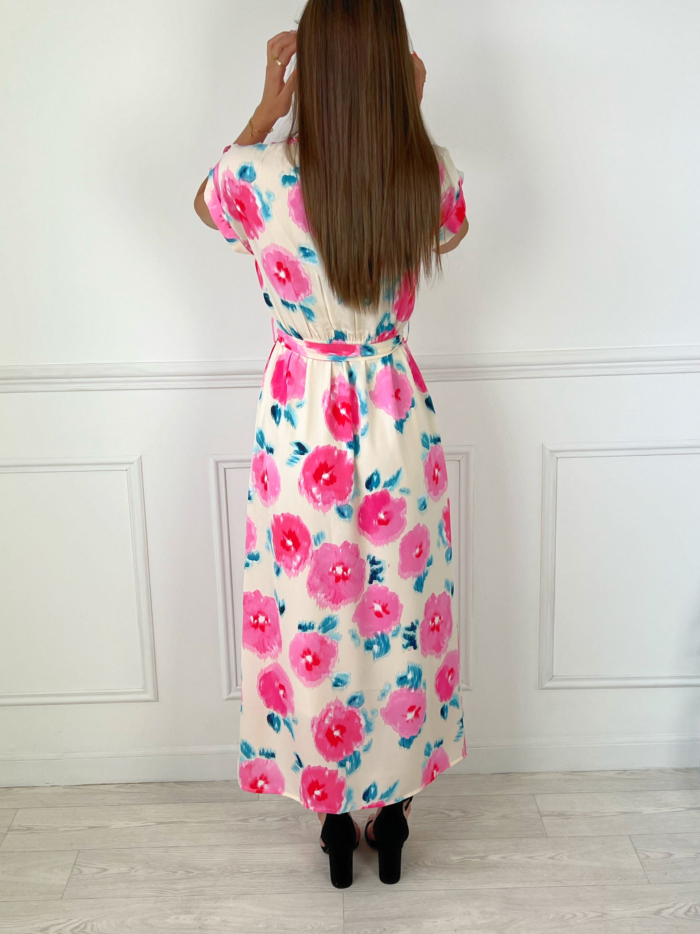 ROBE LONGUE ROSE BLANCHE ET BLEU Robe longue manches courtes Col V avec bouton à pression Elastique à la taille Ceinture amovible Motif floral Doublée Couleurs : écru, rose et bleu Composition : 100% polyester Lavage à la main conseillé
