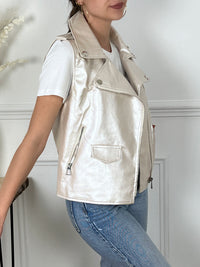 VESTE STYLE PERFECTO NOIRE FEMME Veste sans manches Style perfecto Fermeture éclair argentée Simili Coupe cintrée 2 poches zippées et 1 poche factice Couleur : beige Composition : 50% Polyester, 50% PU Lavage à la main conseillé Made in P.R.C