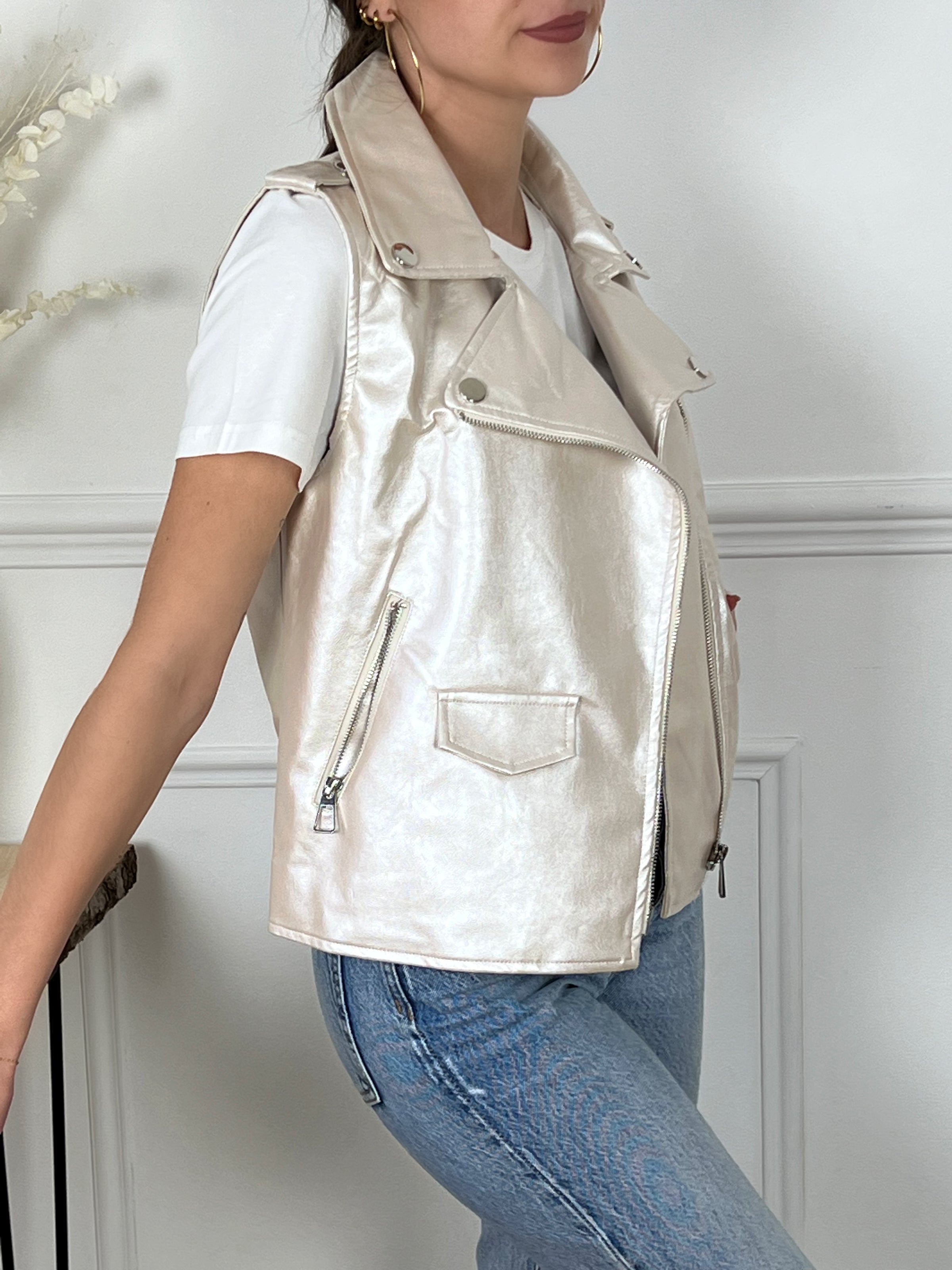 VESTE STYLE PERFECTO NOIRE FEMME Veste sans manches Style perfecto Fermeture éclair argentée Simili Coupe cintrée 2 poches zippées et 1 poche factice Couleur : beige Composition : 50% Polyester, 50% PU Lavage à la main conseillé Made in P.R.C