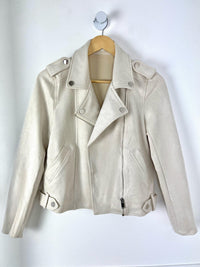 VESTE STYLE PERFECTO BEIGE Veste style perfecto Fermeture éclair argentée 2 poches latérales à découdre Matière effet daim Couleur : beige Prenez votre taille habituelle Composition : 90% Polyester 10% Spandex Lavage et entretien : à la main obligatoire Made in P.R.C