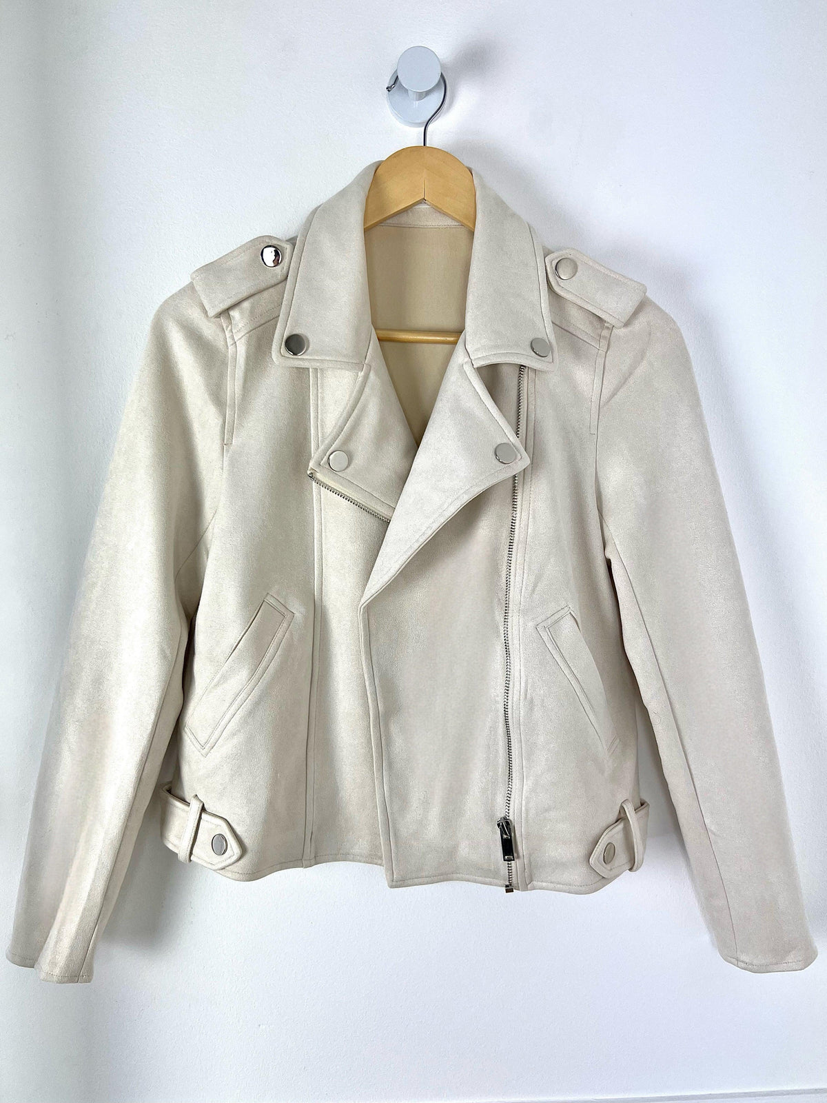 VESTE STYLE PERFECTO BEIGE Veste style perfecto Fermeture éclair argentée 2 poches latérales à découdre Matière effet daim Couleur : beige Prenez votre taille habituelle Composition : 90% Polyester 10% Spandex Lavage et entretien : à la main obligatoire Made in P.R.C