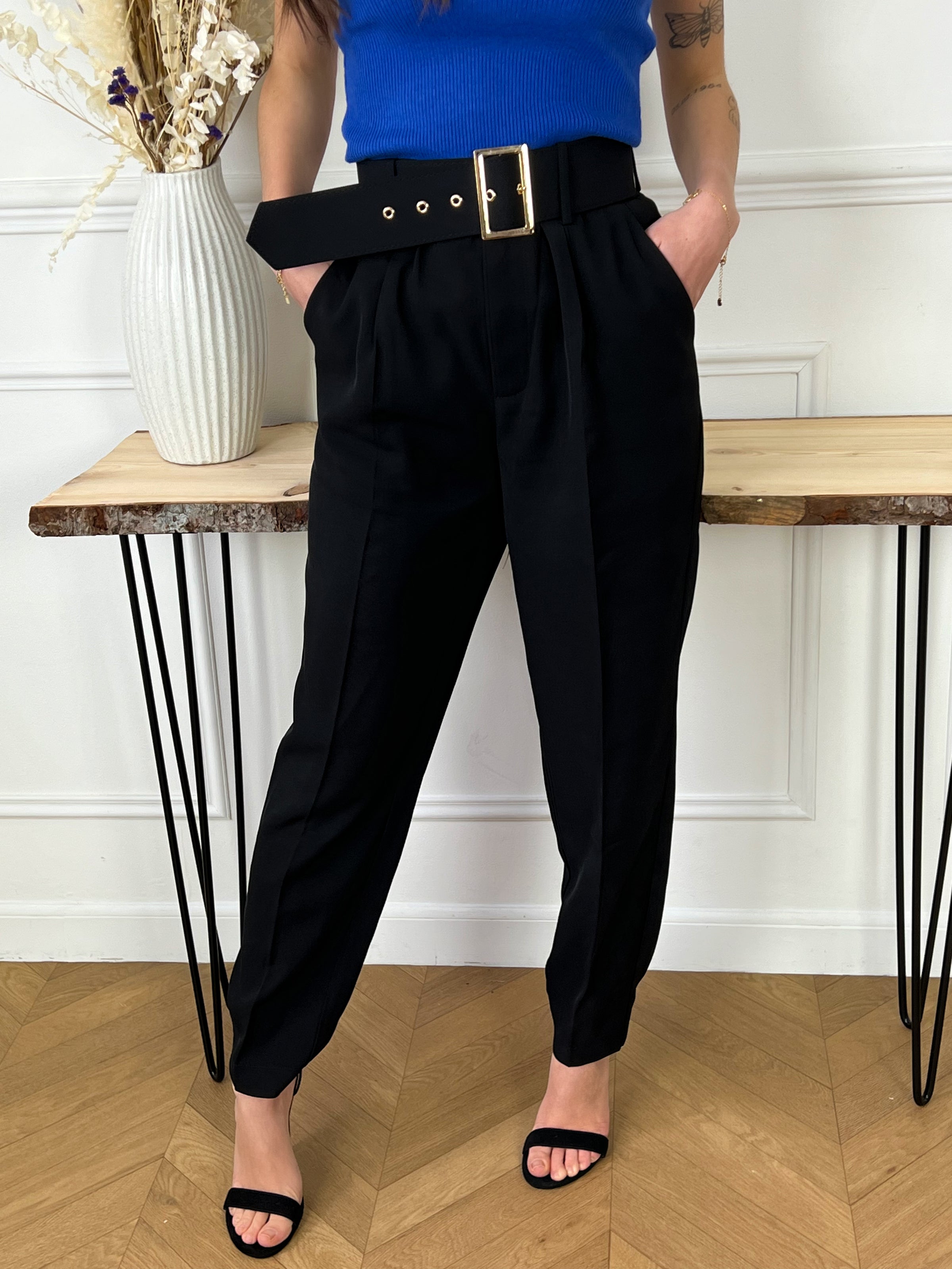 PANTALON TAILLE HAUTE NOIR FEMME Pantalon coupe droite 2 poches latérales  Avec ceinture Couleur : Noir Composition : 100% Polyester Lavage à la main obligatoire Made in P.R.C